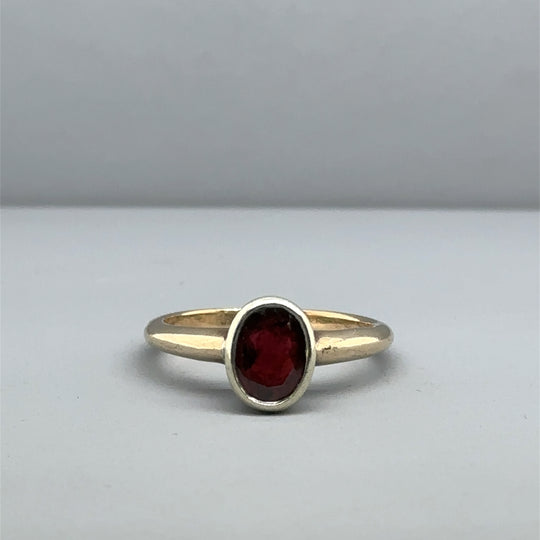 9ct Yellow Gold Single Stone Garnet Ring - Size M 1/2