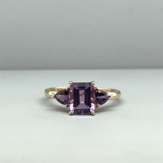 9ct Yellow Gold Amethyst and Diamond Ring - Size P