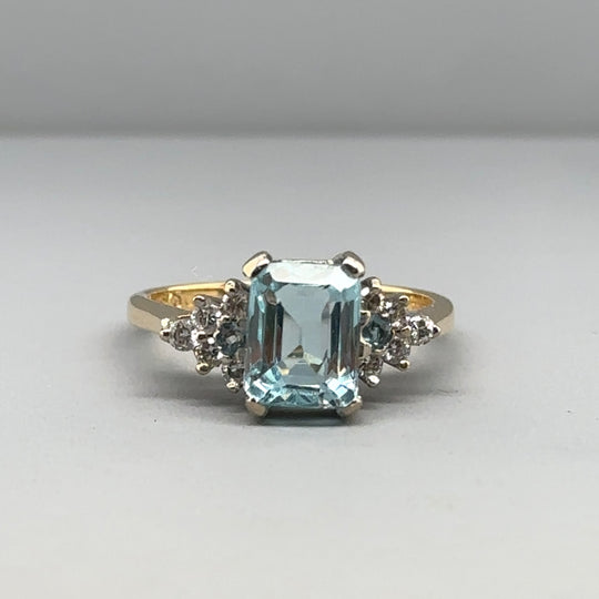 18ct Yellow Gold Aqua and Diamond Ring (c. 0.15 - 0.20ct) - Size K 1/2